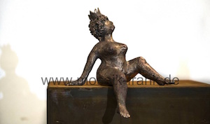 Carmen und Werner Frank_Frau-sitzend_300