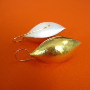 Schmuckatelier Sabine Mittermayer_Oliven-Ohrhaenger-Silber-Gold-Detail-300