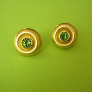 Schmuckatelier Sabine Mittermayer_Runde-Peridot-Stecker-Gold-und-Silber-300