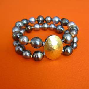 Schmuckatelier Sabine Mittermayer_Tahiti-Perlen-Doppel-Armband-mit-Goldoval-300