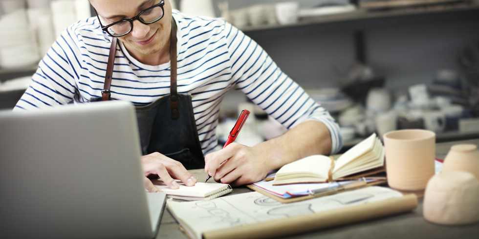 Kunsthandwerker schreibend, am Laptop